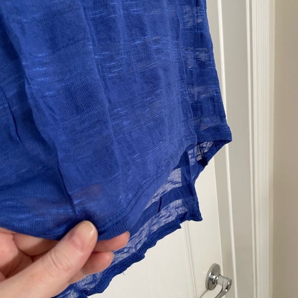 Chloe K boutique sleeveless scoop neck tee top size Medium- azure blue - Picture 3 of 6